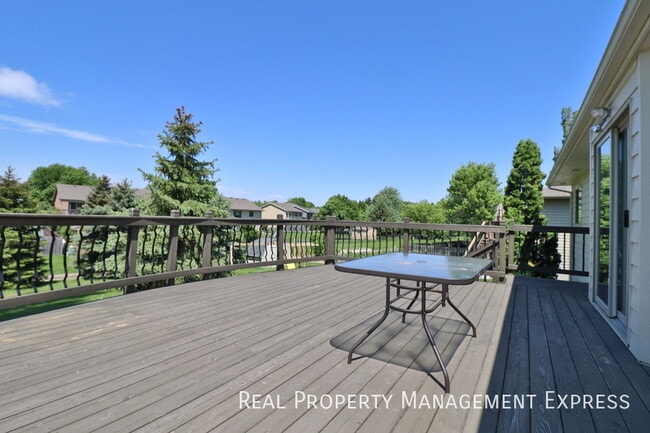Building Photo - Stunning 5 Bedroom 3 Bath Home in South Ea...