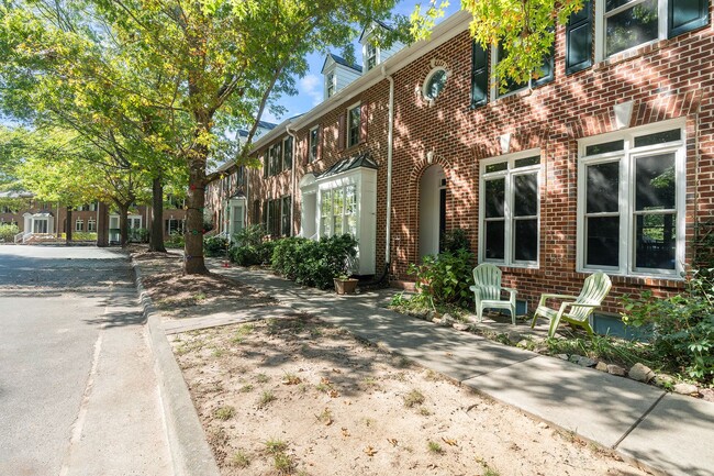 Building Photo - Beautiful Southern Village townhome - Furn...