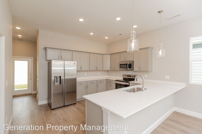 Building Photo - 4 br, 2.5 bath House - 566 Strong Avenue