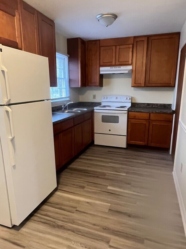 Building Photo - Two bedroom, 1.5 bath in Graham--McAden Pl...