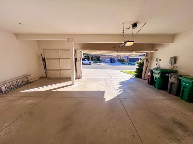 Building Photo - Large 4 bedroom Murrieta home with a loft ...
