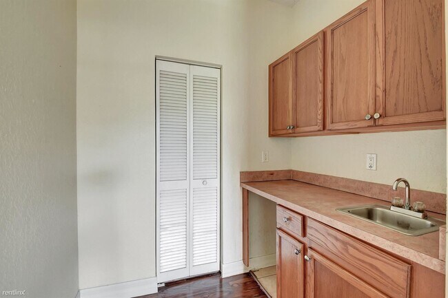 Building Photo - 4 br, 3.5 bath Townhome - 1125 NW 18th Ave