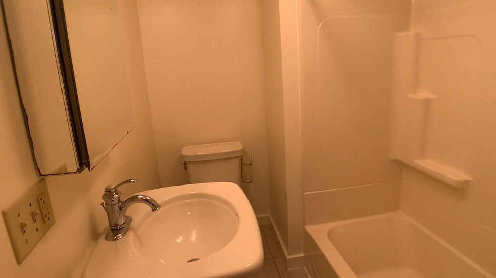 Building Photo - 112 Highland Pl
