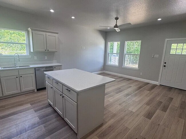 Building Photo - 3211 Bourland St