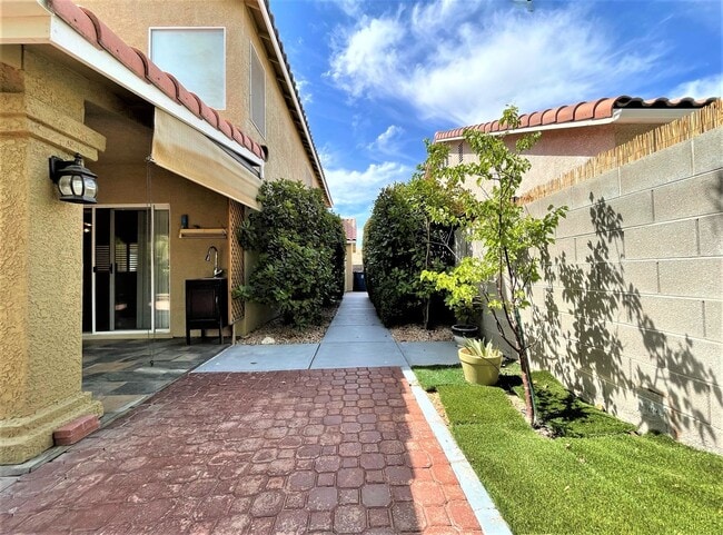 Building Photo - 736 Roddenberry Ave