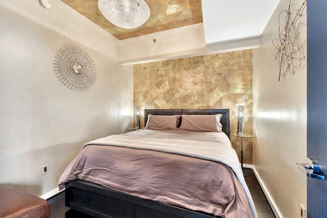 Building Photo - Fully Furnished 15th Floor Condo At Icon I...