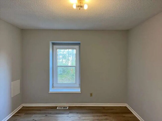 Building Photo - 1661 Forest Dr