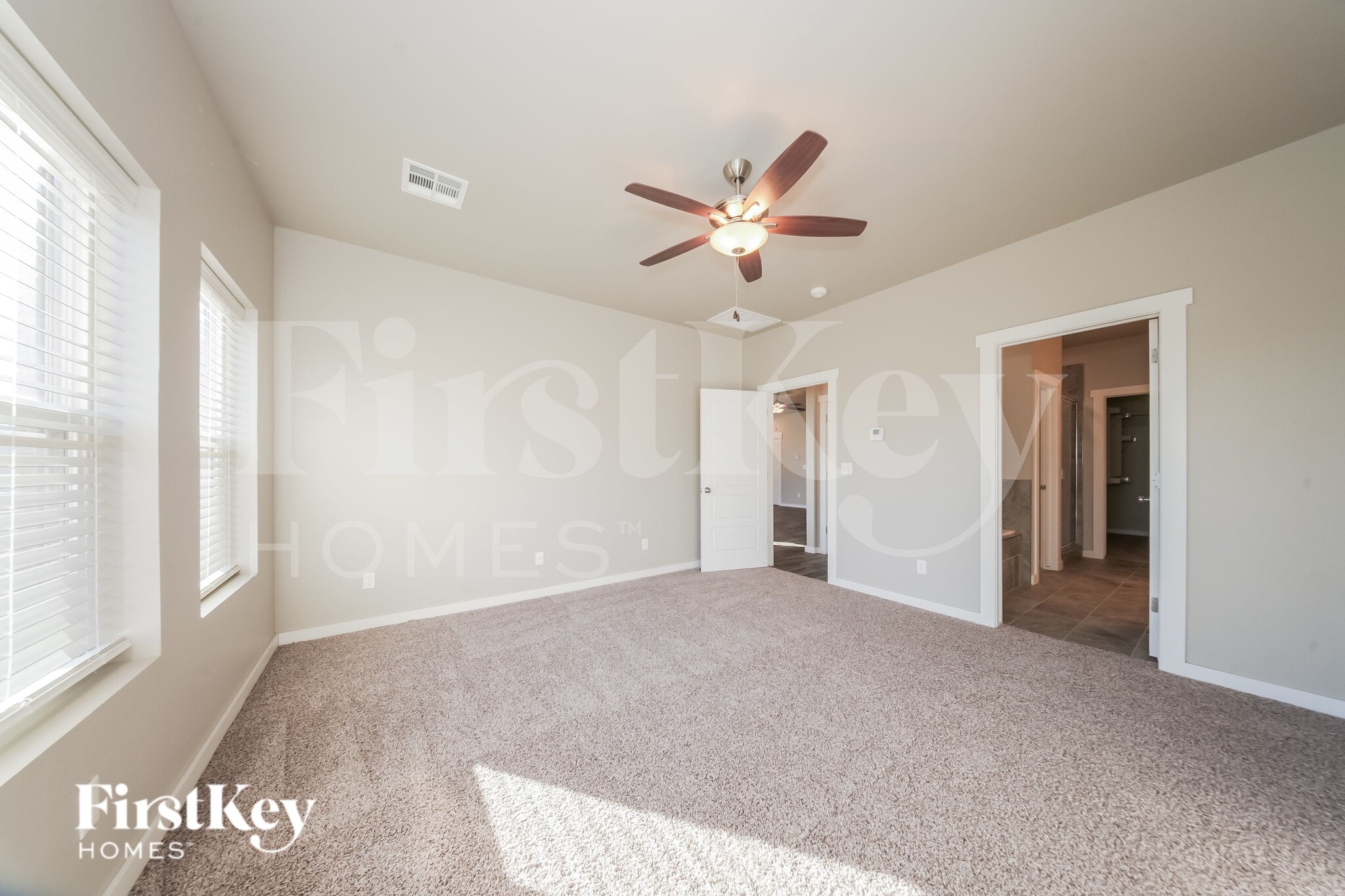 Building Photo - 2020 Sara Vista Dr