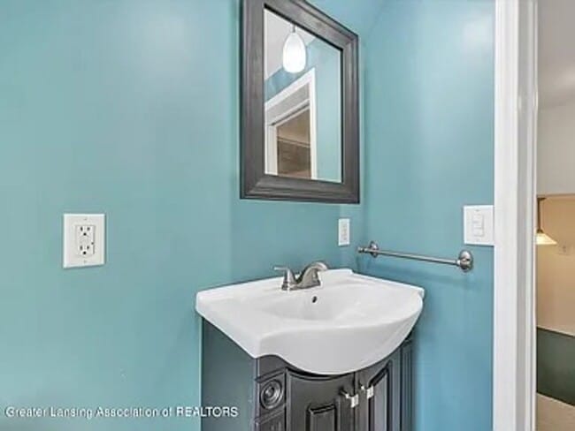 Building Photo - Move-In Ready 3 Bed, 2 Bath in Lansing (Section 8 Approved)