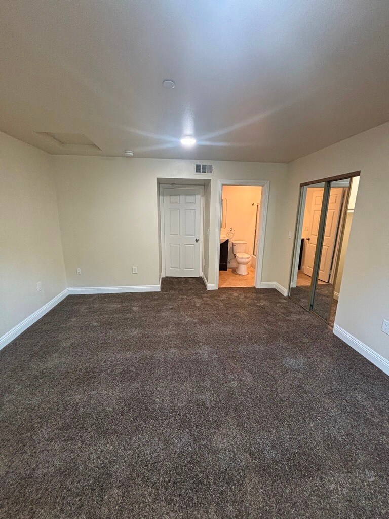 Building Photo - 122 E 24th St