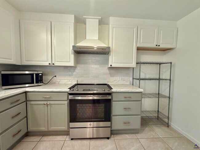 Building Photo - 214 Meadowridge Dr