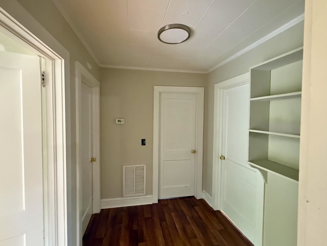 Building Photo - Spacious 2 Bed House | Private Patio + Sliding Door Dining Area