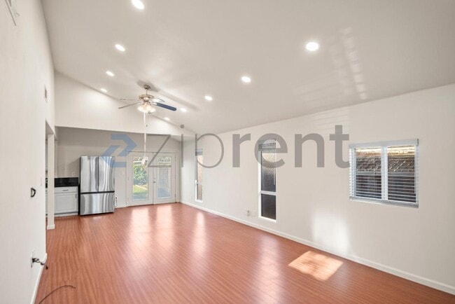 Building Photo - 41861 Maywood St