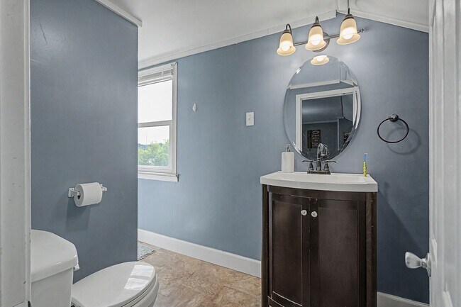 Building Photo - Spacious 5-Bedroom Home Near Radford University