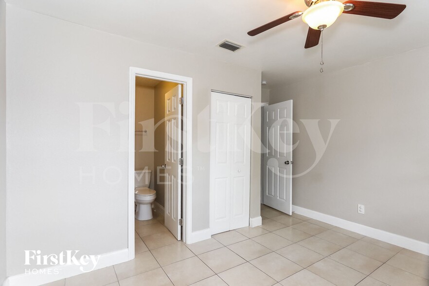 Building Photo - 2350 SW 68th Terrace