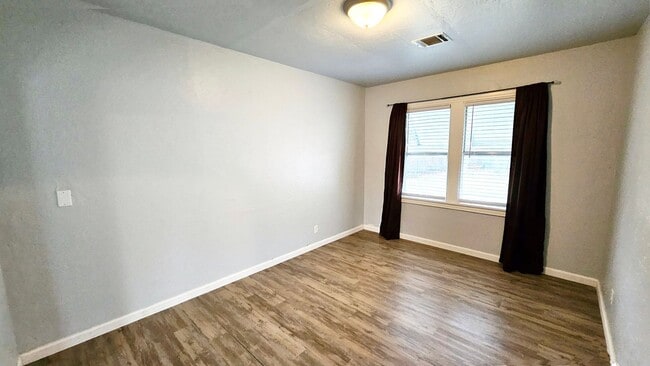 Building Photo - Home in Bethany Schools