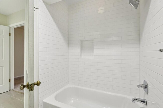 Building Photo - 419 The North Chace