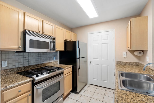 Building Photo - 3-Bed/2 Bath Gated Condo Fantastic Amenities!