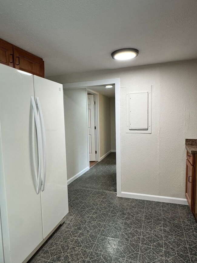 Building Photo - Selah remodeled 1 br, 1 ba home with washer/dryer hookup!