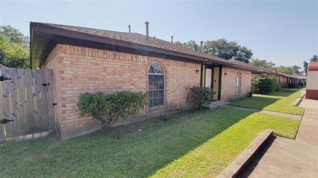 Building Photo - 6360 Crestside Dr