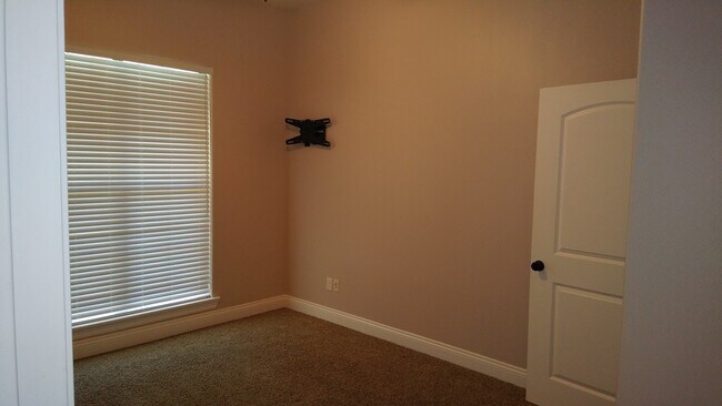 Building Photo - 3656 Belview Rd