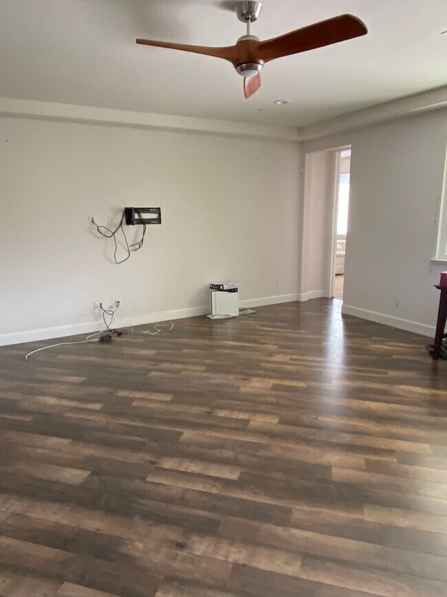 Building Photo - Modern 4 Bed, 3.5 Bath Home with Solar, St...