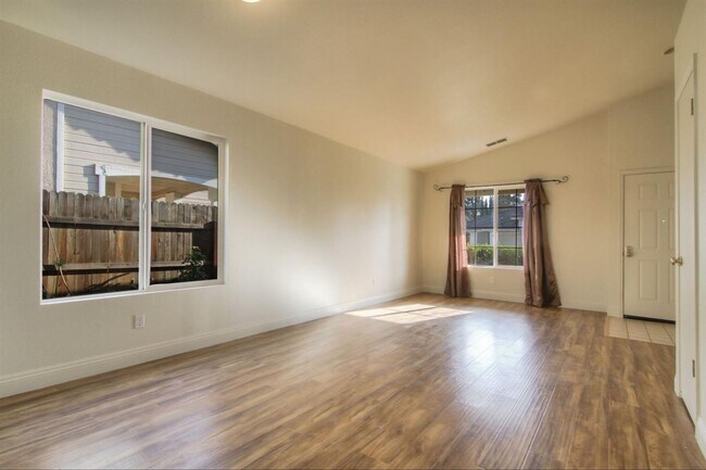 Building Photo - Great 3 Bedroom, 2 Bath 1524 Sqft. Rancho ...