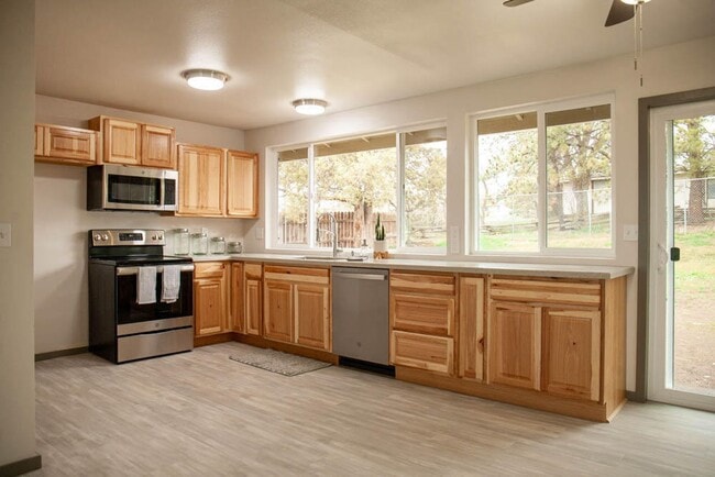 Building Photo - Amazing 3bed 2 bath home in the heart of Bonanza.