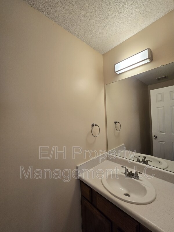 Building Photo - 4460 S Elizabeth Ave