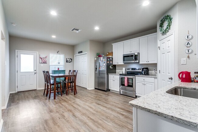 Building Photo - 3-BEDROOM NEWER CONSTRUCTION IN CONVERSE