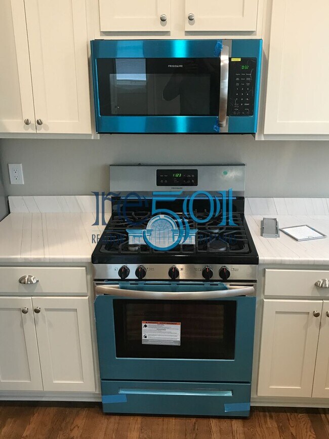 Building Photo - *New Price*  Newly Renovated Immaculate Co...
