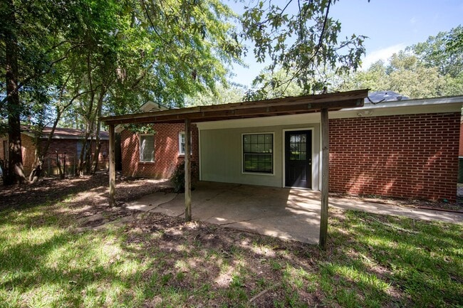 Building Photo - ** 3 bed 1.5 bath located in Mcgehee-Allen...