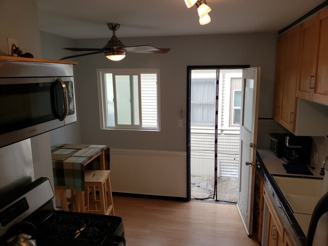 Building Photo - 707 Vernon Ave