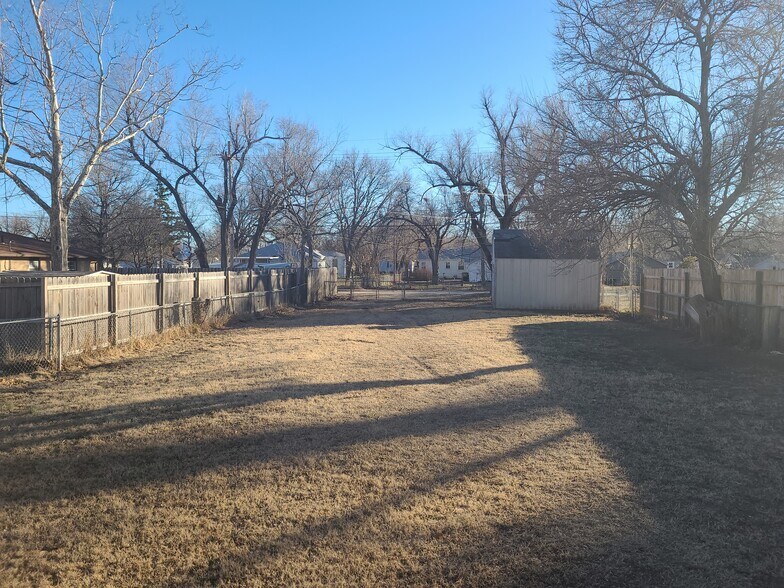 Bakcyard w/Alley Access and Storage Shed - 921 E 11th Ave