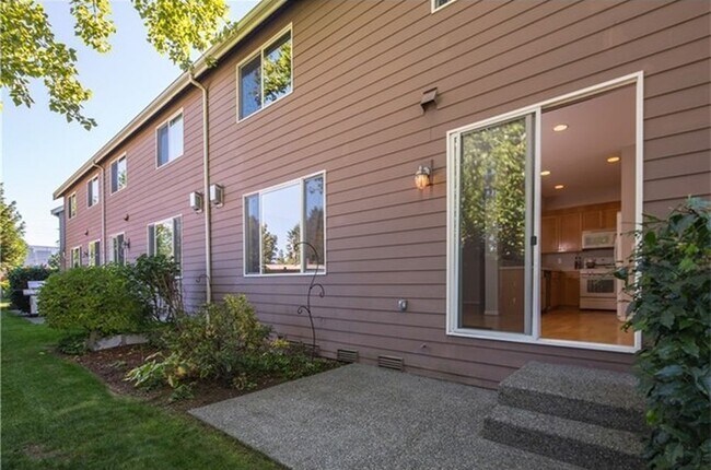 Building Photo - 3 bedroom Townhome in Renton Highlands