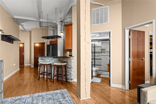 Building Photo - 1133 W 9th St