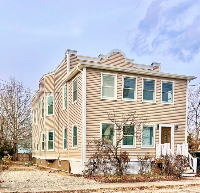 Building Photo - 261 S Cherry St