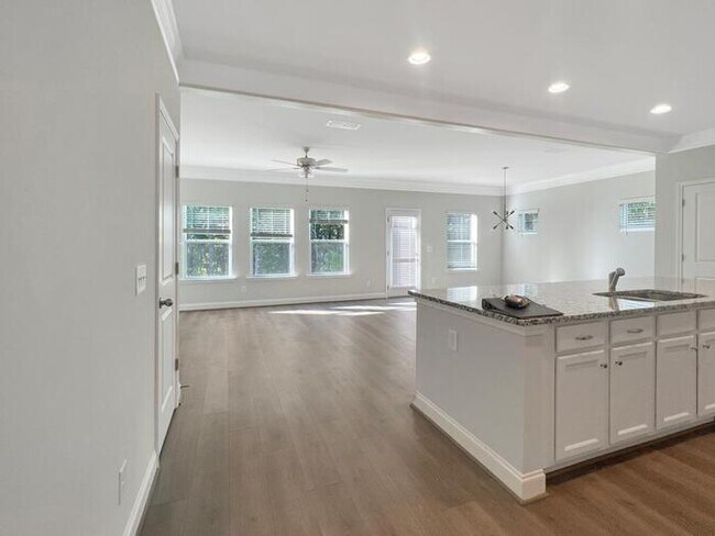 Building Photo - House 4 Beds 3.5 Baths