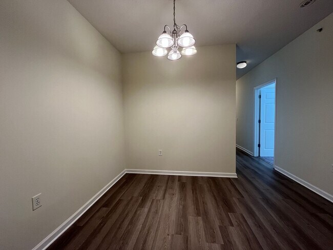 Building Photo - Spacious 2/2 Apartment Ready For Move In Now!