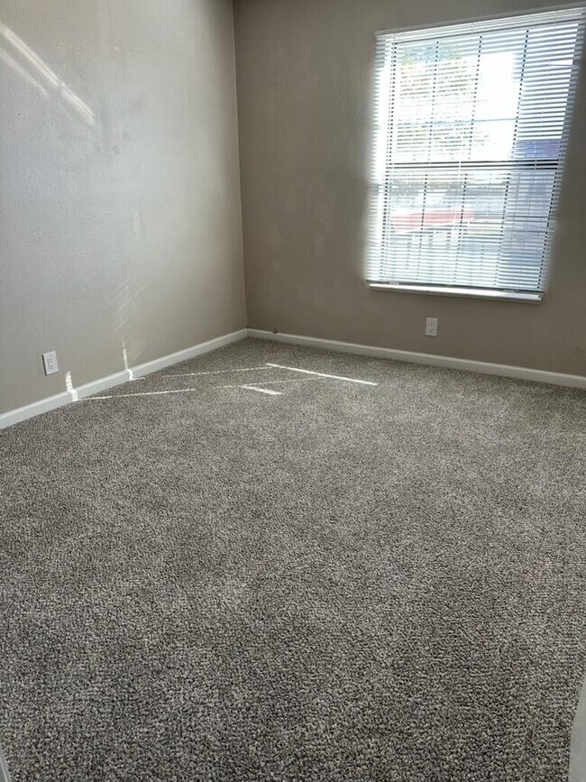 Building Photo - 811 Country Club Dr SE