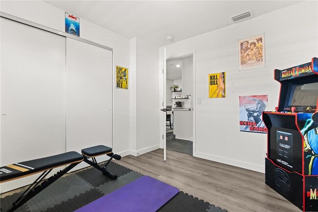 Building Photo - 5611 S Sheridan Rd