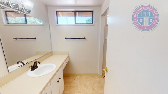Building Photo - Prime West Linn Location - Walkable to Hig...