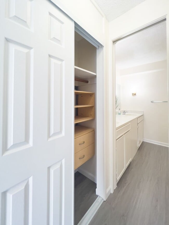 Building Photo - Fully Renovated 1 BR Unit at Kapiolani Manor
