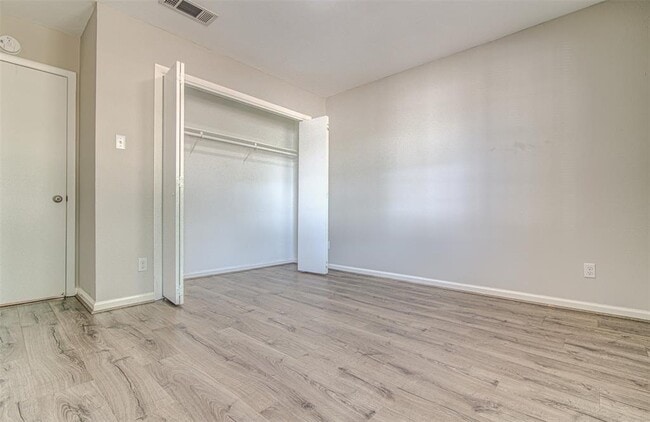 Building Photo - 1605 Dale Cove