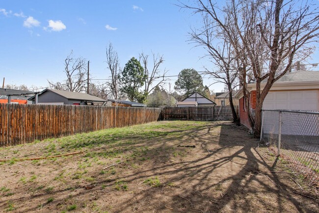 Building Photo - 2 Bedroom Townhome in Denver