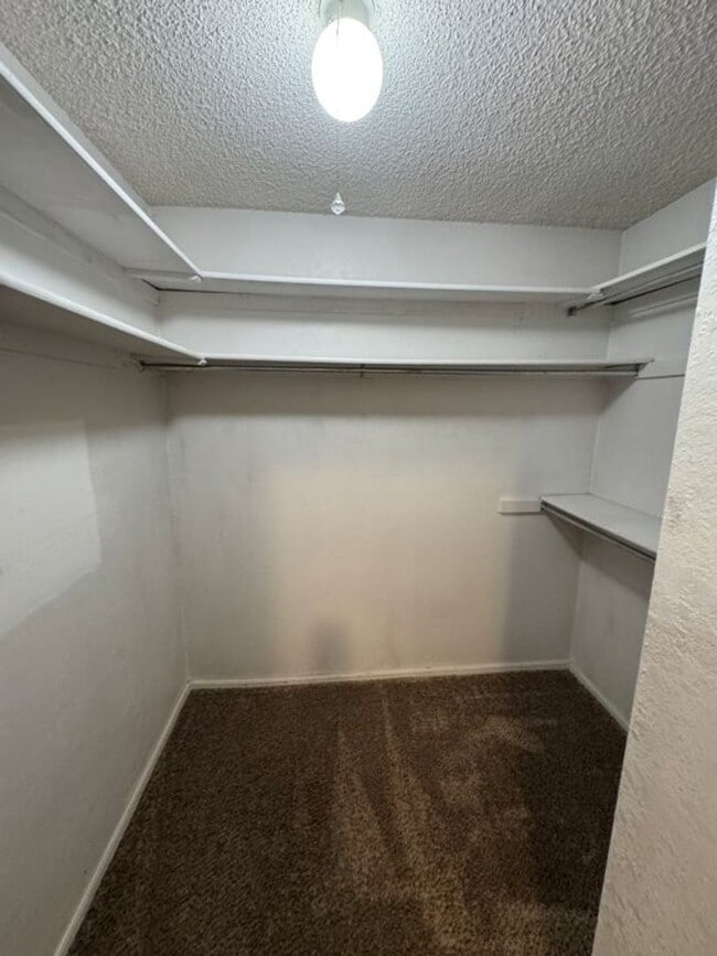 Building Photo - 2 bed 1 1/2 bath condo off NW 23rd! Putnam...