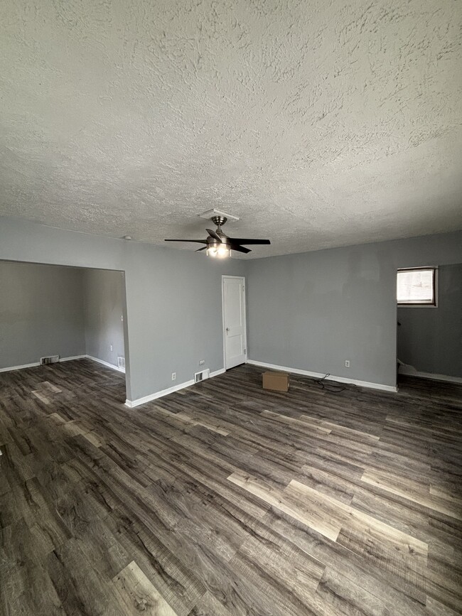 Building Photo - 805 Riverview Ave