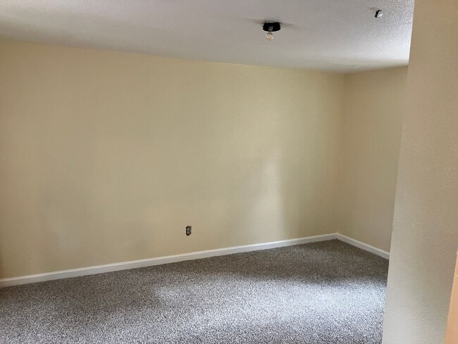 Building Photo - *LONG TERM RENTAL*