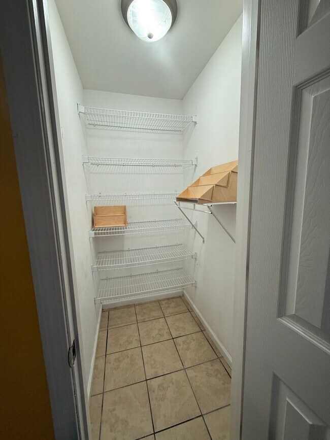 Building Photo - 2 bedroom, 2 bath apartment