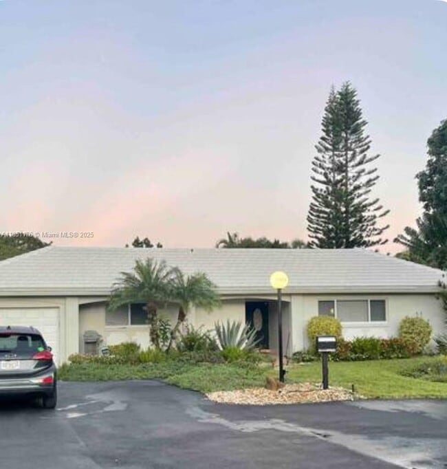 Primary Photo - 1013 E Cypress Dr